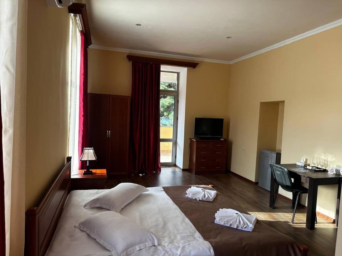 Sweet Home Hotel Meghri Eksteriør bilde